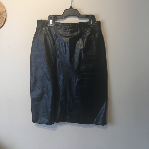 Preview size 10 mid length leather skirt. - Picture 1 of 16